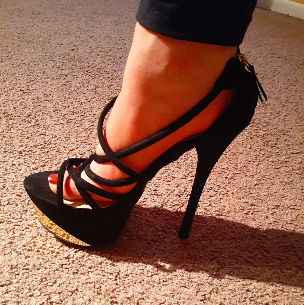 NIB Charlotte Russe strappy platform heel shoe